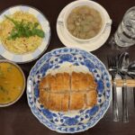 ロースカツカレーがデビュー、イエローカレーによく合います。いつものマッサマンカレーと一緒に１０食限定でスタートです。